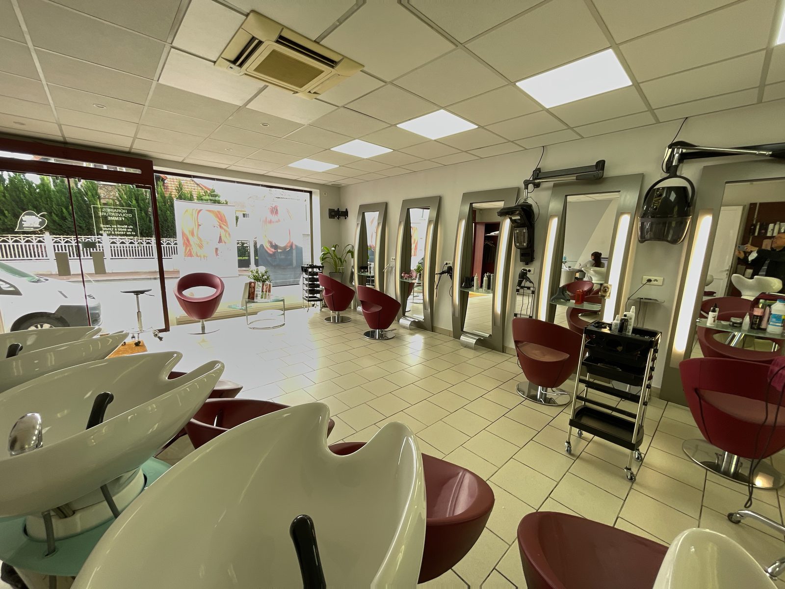 Salon femme : miroirs lumineux et fauteuils bordeaux