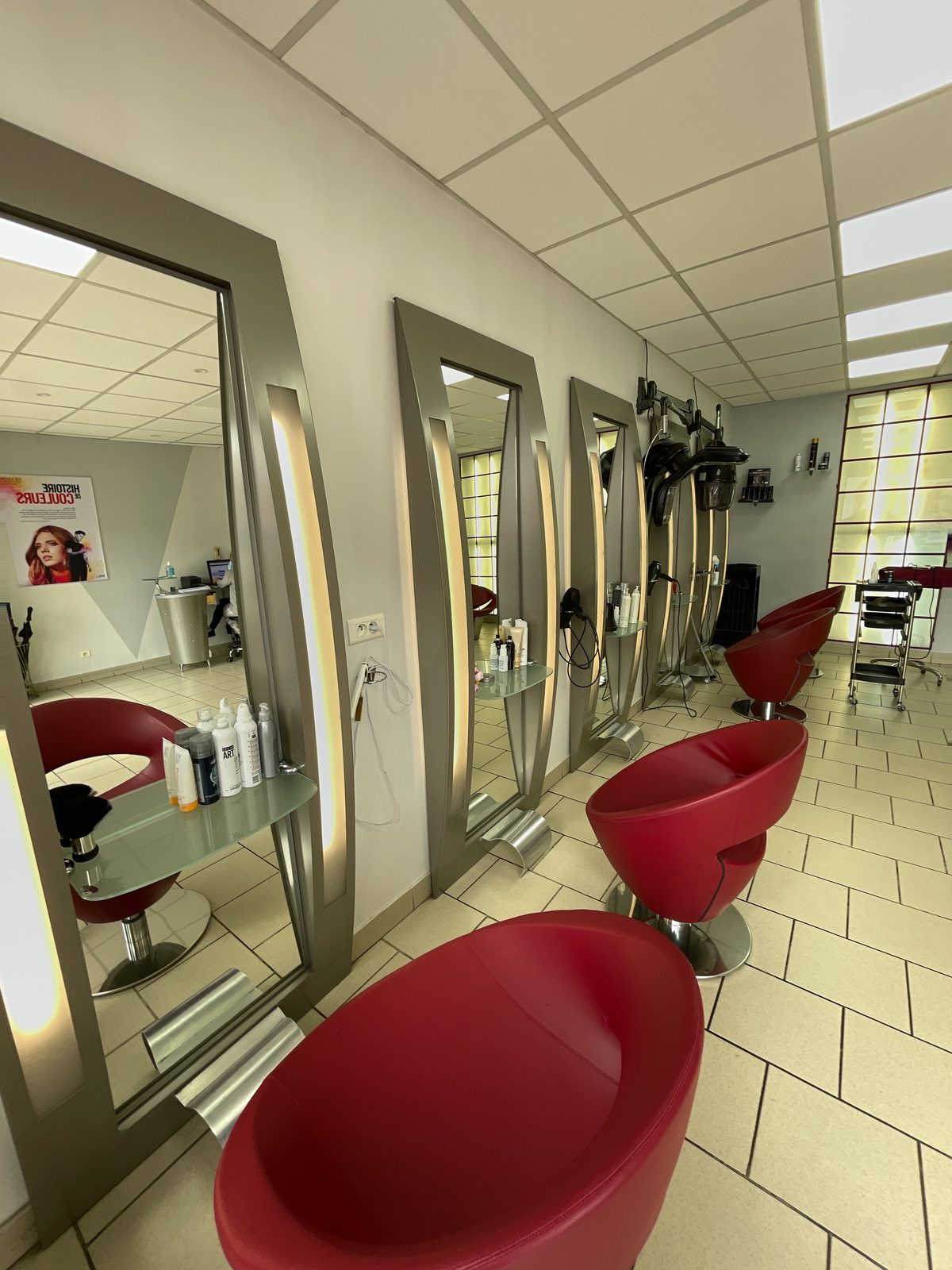 Salon femme : fauteuils rouges devant les miroirs