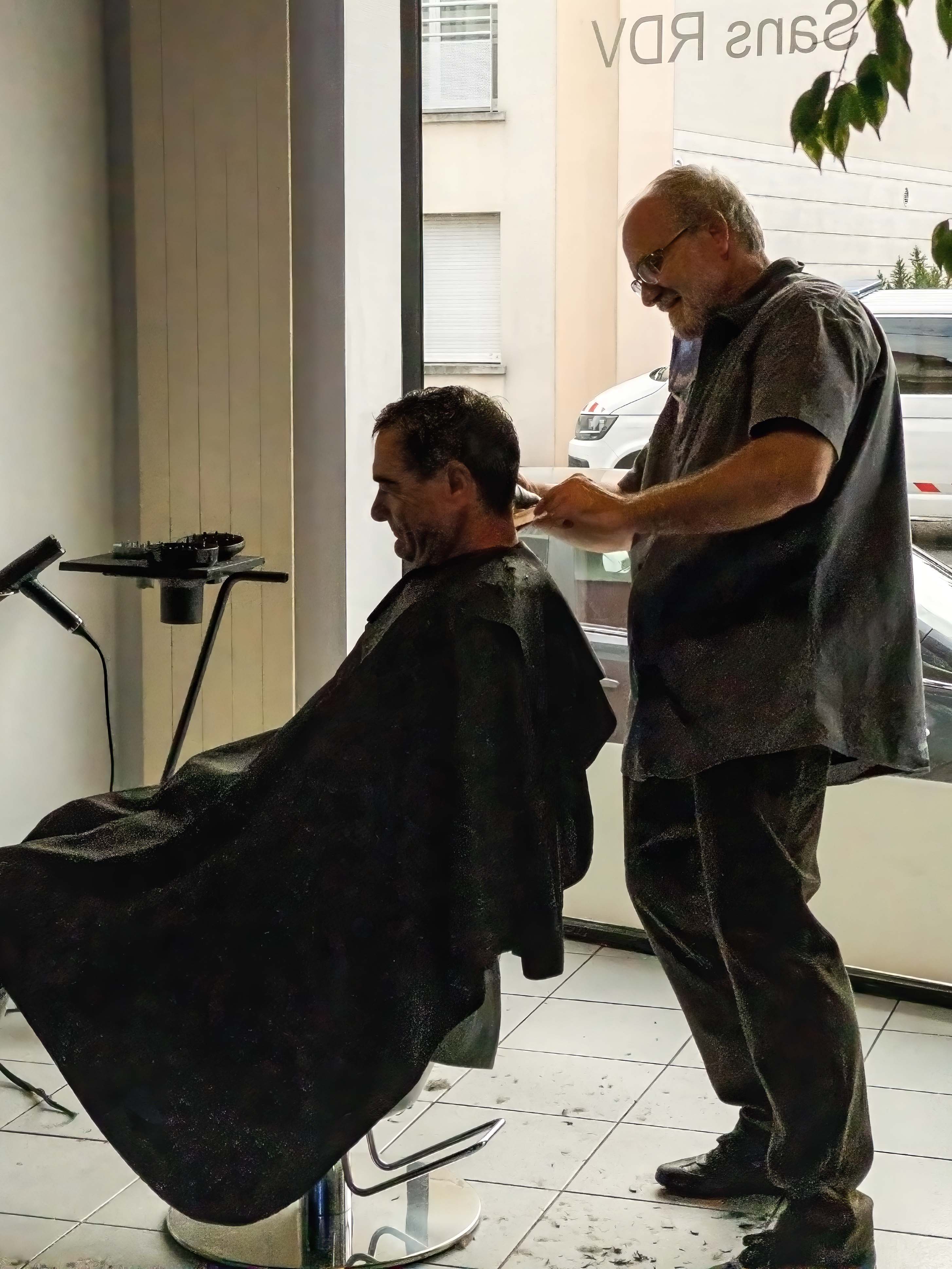 Le coiffeur en pleine coupe homme