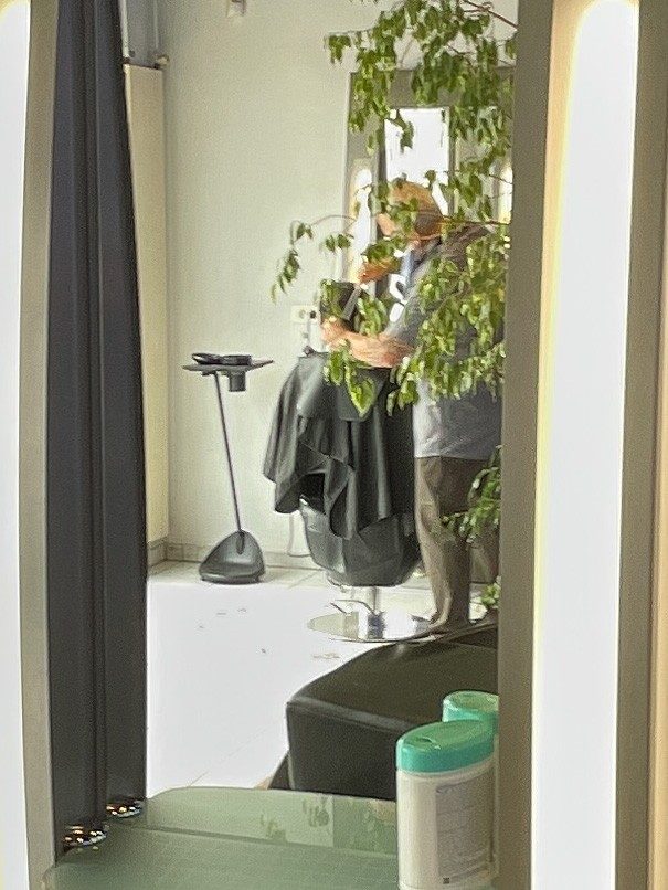 Salon homme vu depuis un miroir