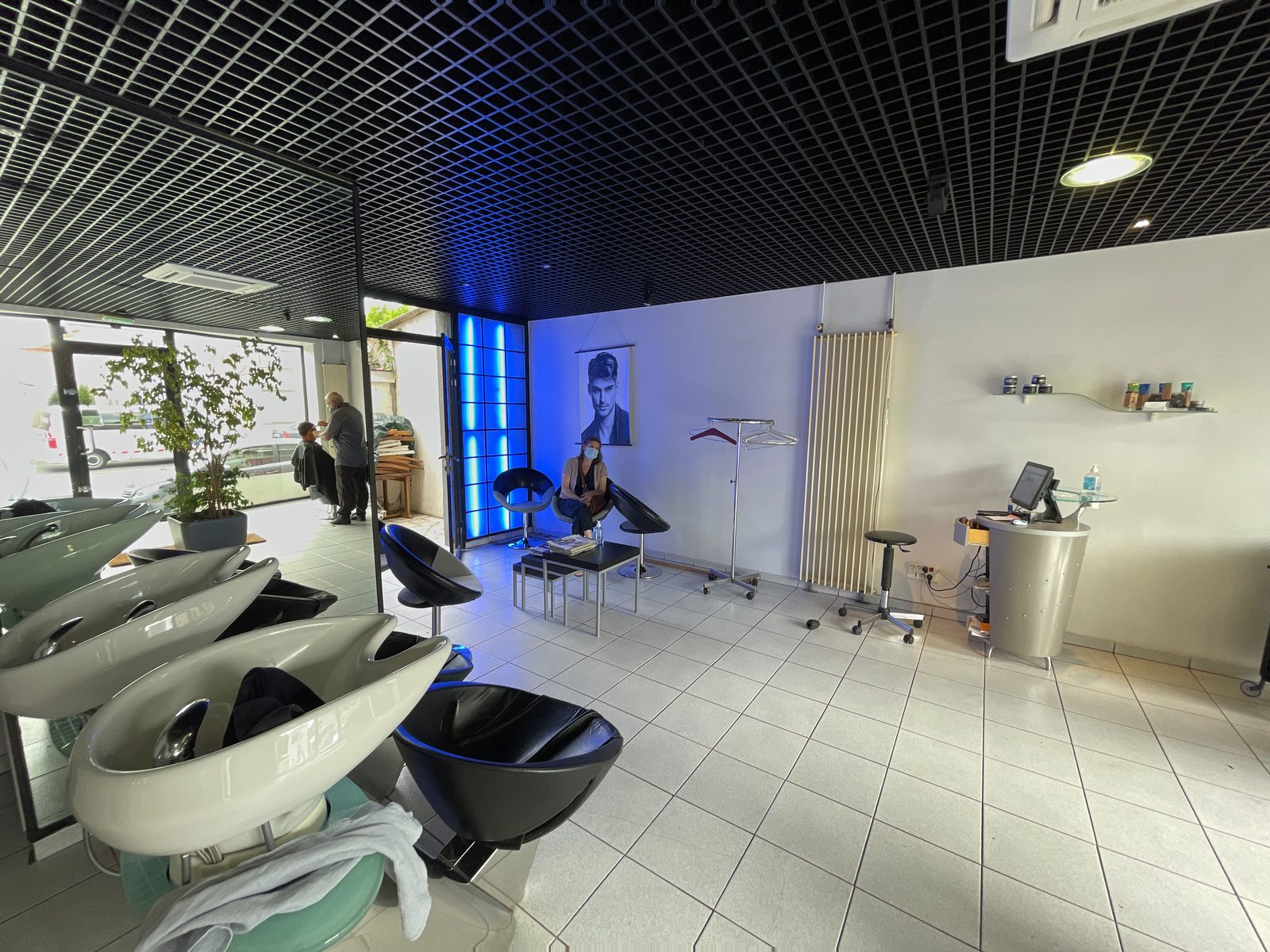 Salon homme : bacs à shampoing et fauteuils noirs